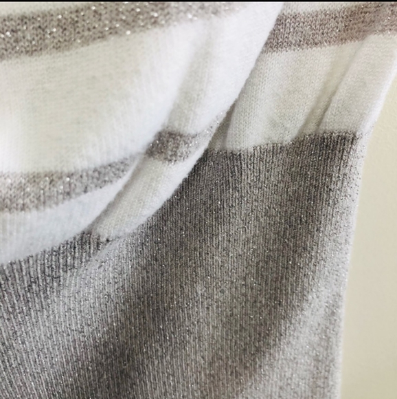 🆕WHBM | Striped Silver & White Key Hole Sweater Blouse Size Small - Picture 4 of 11